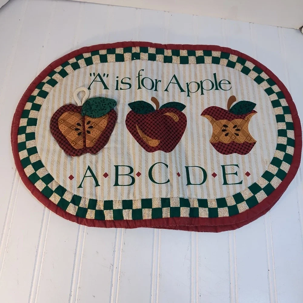 Set of 4 VTG Apple Quilted Placemats Farmhouse Cottagecore Country Style Oval